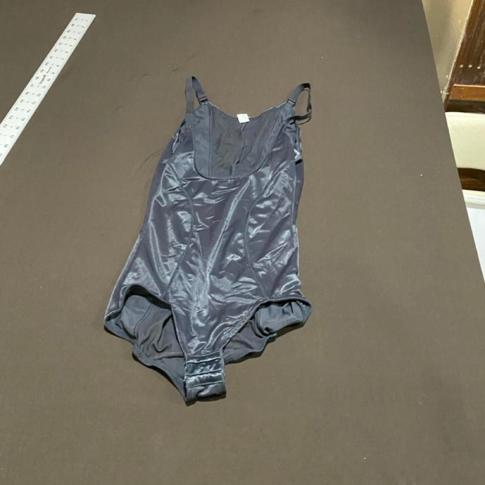 Maiden form black body shaper bodysuit with a sleek fitted  women M. SKU-B532